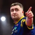 Luke Littler ovládl Australian Darts Masters. Nezastavila ho ani skupina hlučných fanoušků